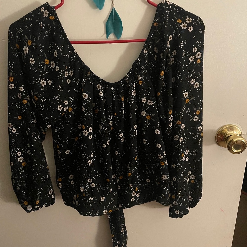 Cute blouse . Crop top . Never worn